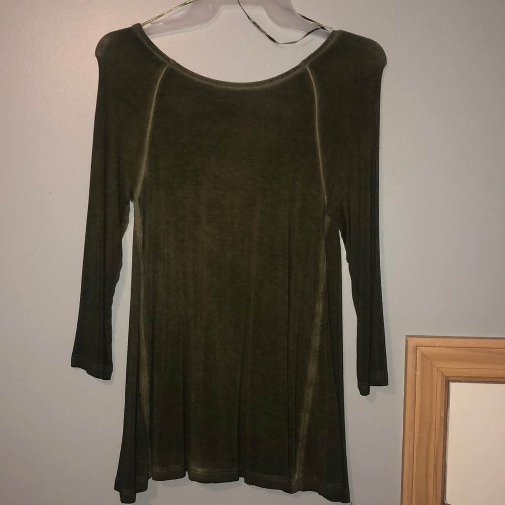 Army green flowy quarter length sleeve top